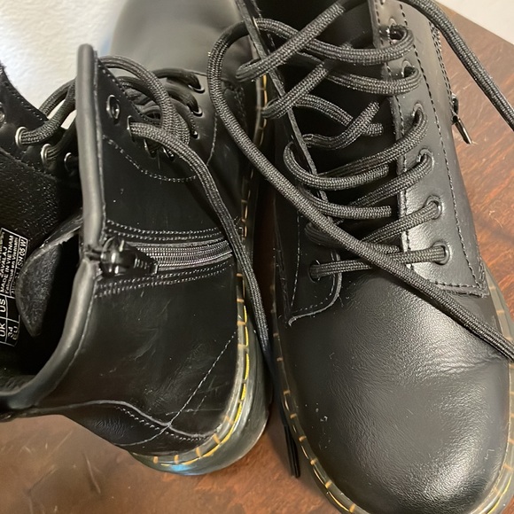 Dr. Martens with soles bouncing shoes size 3 - Picture 8 of 9